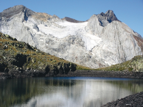 Fig. 9 – Glacier d’Ossoue depuis le lac des Gentianes (Vignemale, Hautes-Pyrénées)